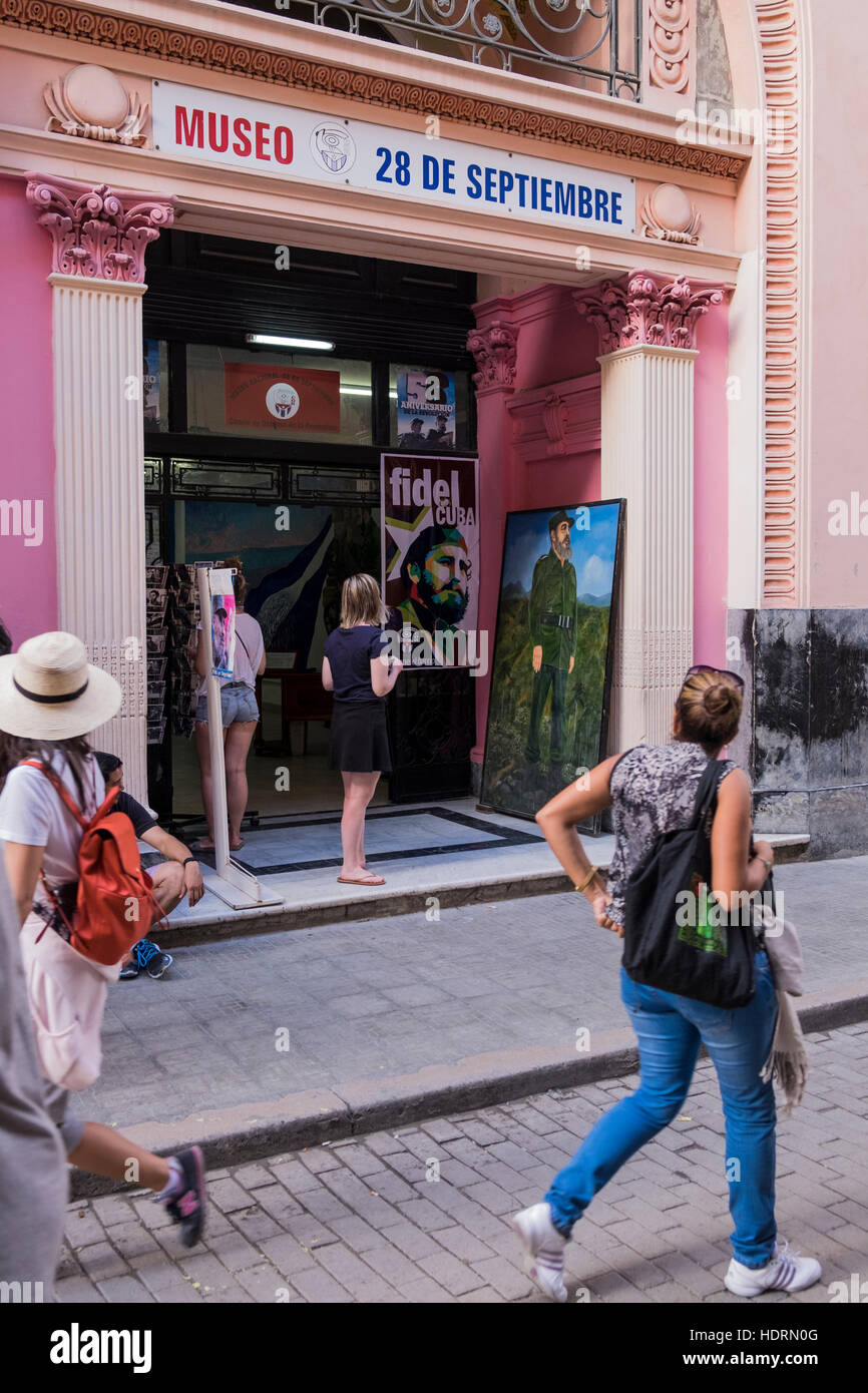 La Havanna 26. November 2016 ist die Altstadt von La Havanna Tag Castros Tod angekündigt Malerei von Fidel außerhalb Museum Stockfoto