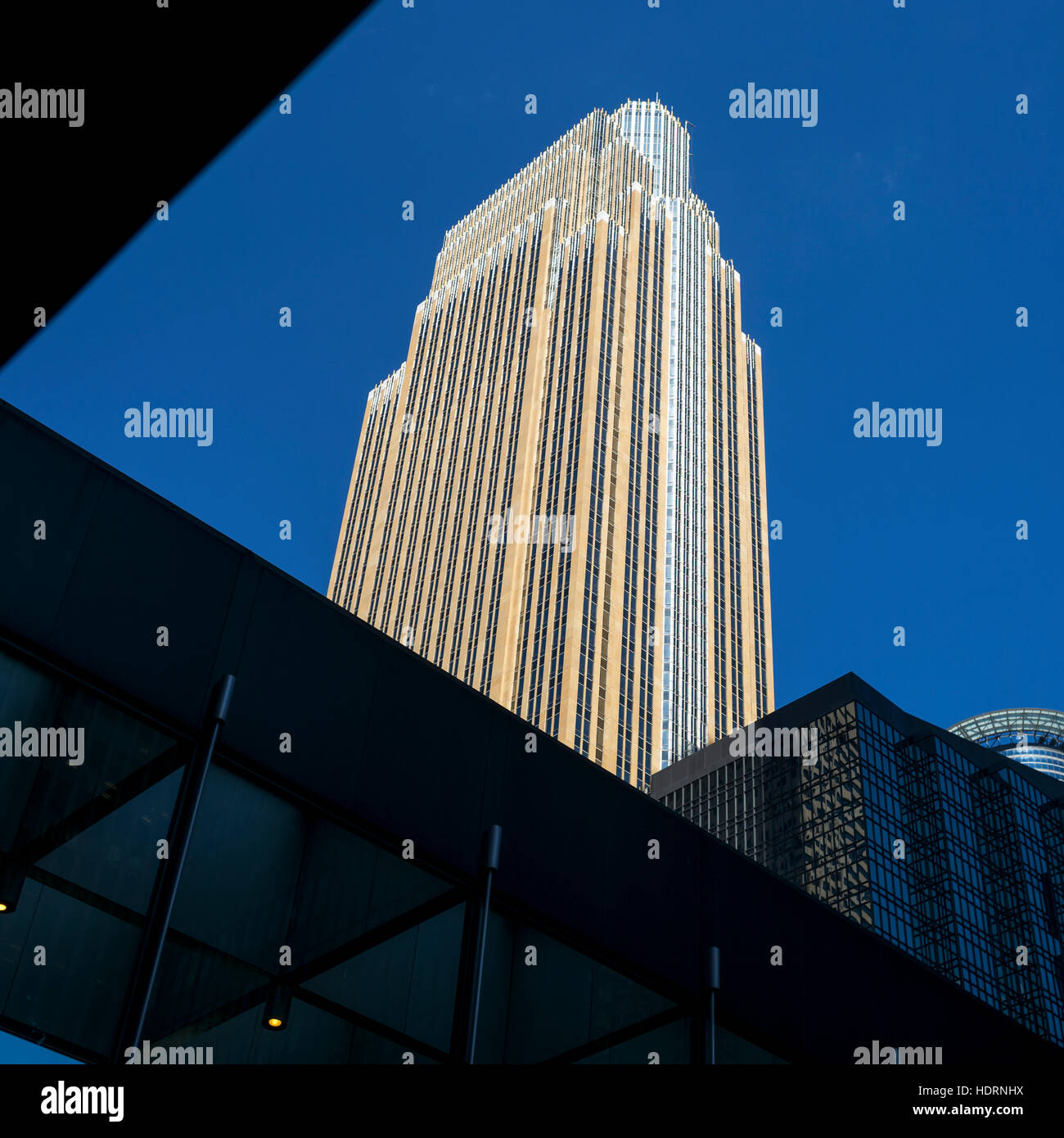Wolkenkratzer vor einem blauen Himmel; Minneapolis, Minnesota, Vereinigte Staaten von Amerika Stockfoto