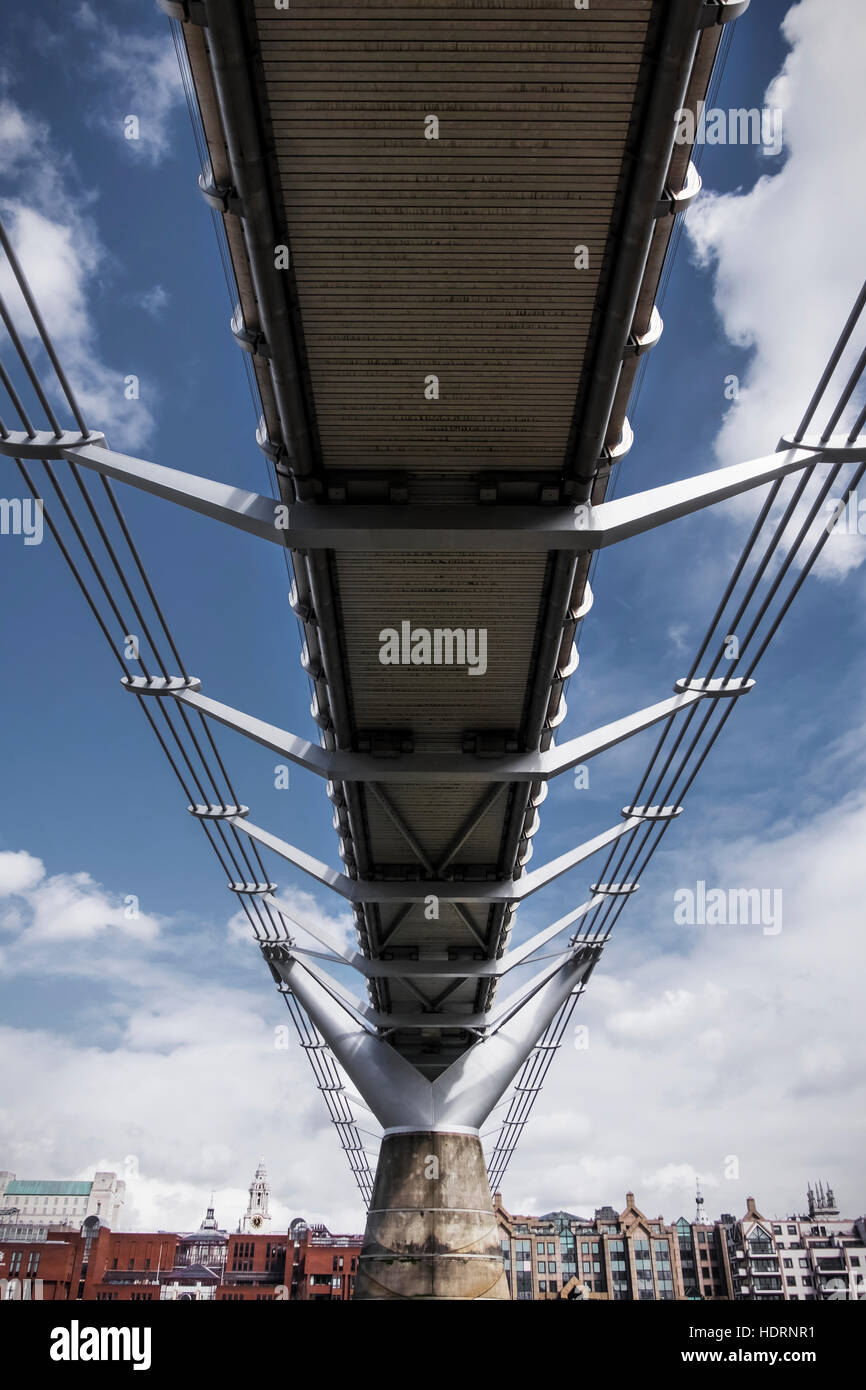 Einen niedrigen Winkel Blick unter die Millennium Bridge von Themse-Ufer des Flusses in Bankside; London, England Stockfoto