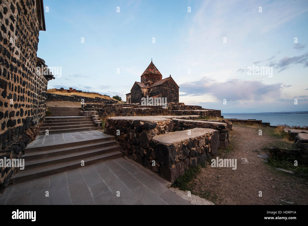 Surp Arakelots (Kirche der Heiligen Apostel) von Sevanavank (Sevank Kloster) mit Blick auf Lake Sevan; Provinz Gegharkunik, Armenien Stockfoto