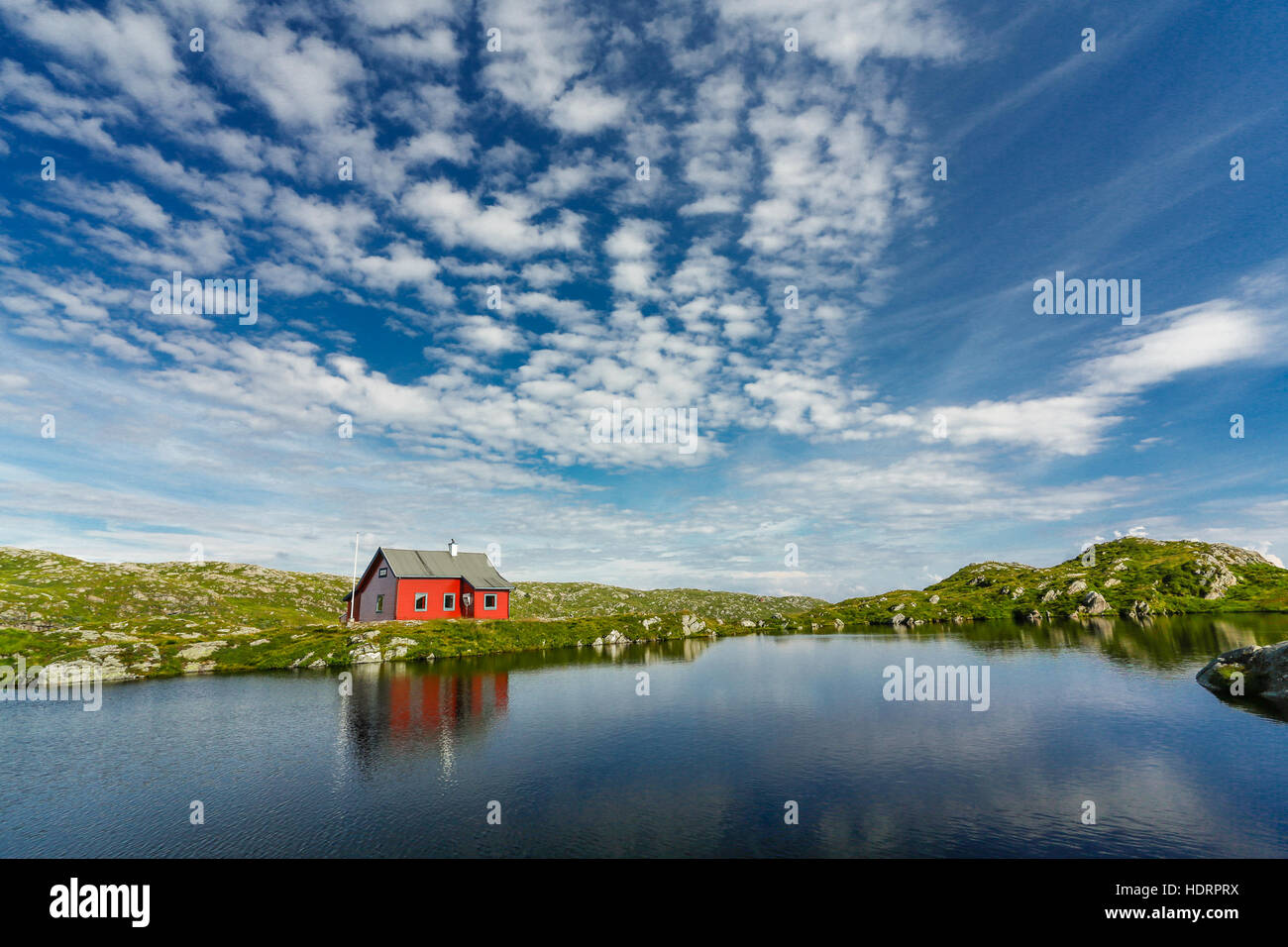 Traditionelle norwegische Landschaft Haus an der Spitze des Ulriken Berges in der Nähe von Bergen Stadt Stockfoto