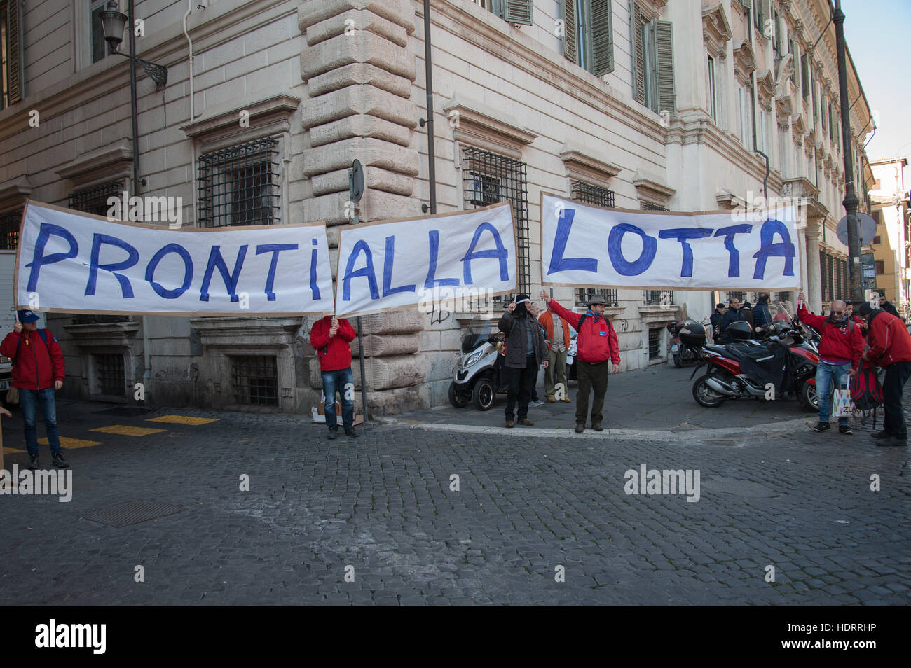 Rom, Italien. 13. Dezember 2016. Streik der Arbeiter von Tim SindacatiGCIL, CISL, UIL und UGL und Demonstration in Piazza S.S. Apostoli in Rom gegen die einseitige Kündigung von Betriebsvereinbarungen vom 14. / 15. Mai 2008 verkündet. Bildnachweis: Leo Claudio De Petris/Pacific Press/Alamy Live-Nachrichten Stockfoto