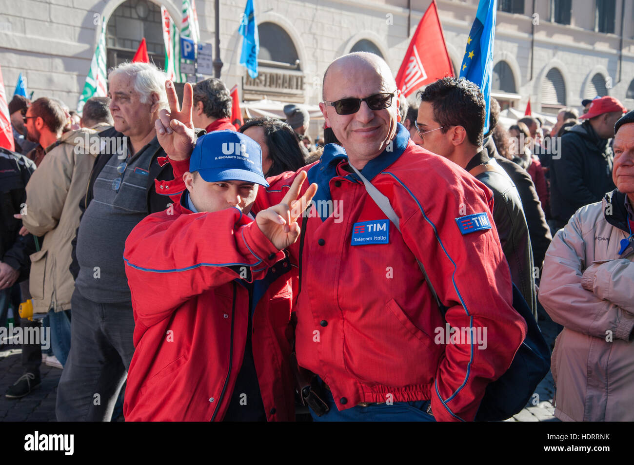 Rom, Italien. 13. Dezember 2016. Streik der Arbeiter von Tim SindacatiGCIL, CISL, UIL und UGL und Demonstration in Piazza S.S. Apostoli in Rom gegen die einseitige Kündigung von Betriebsvereinbarungen vom 14. / 15. Mai 2008 verkündet. Bildnachweis: Leo Claudio De Petris/Pacific Press/Alamy Live-Nachrichten Stockfoto