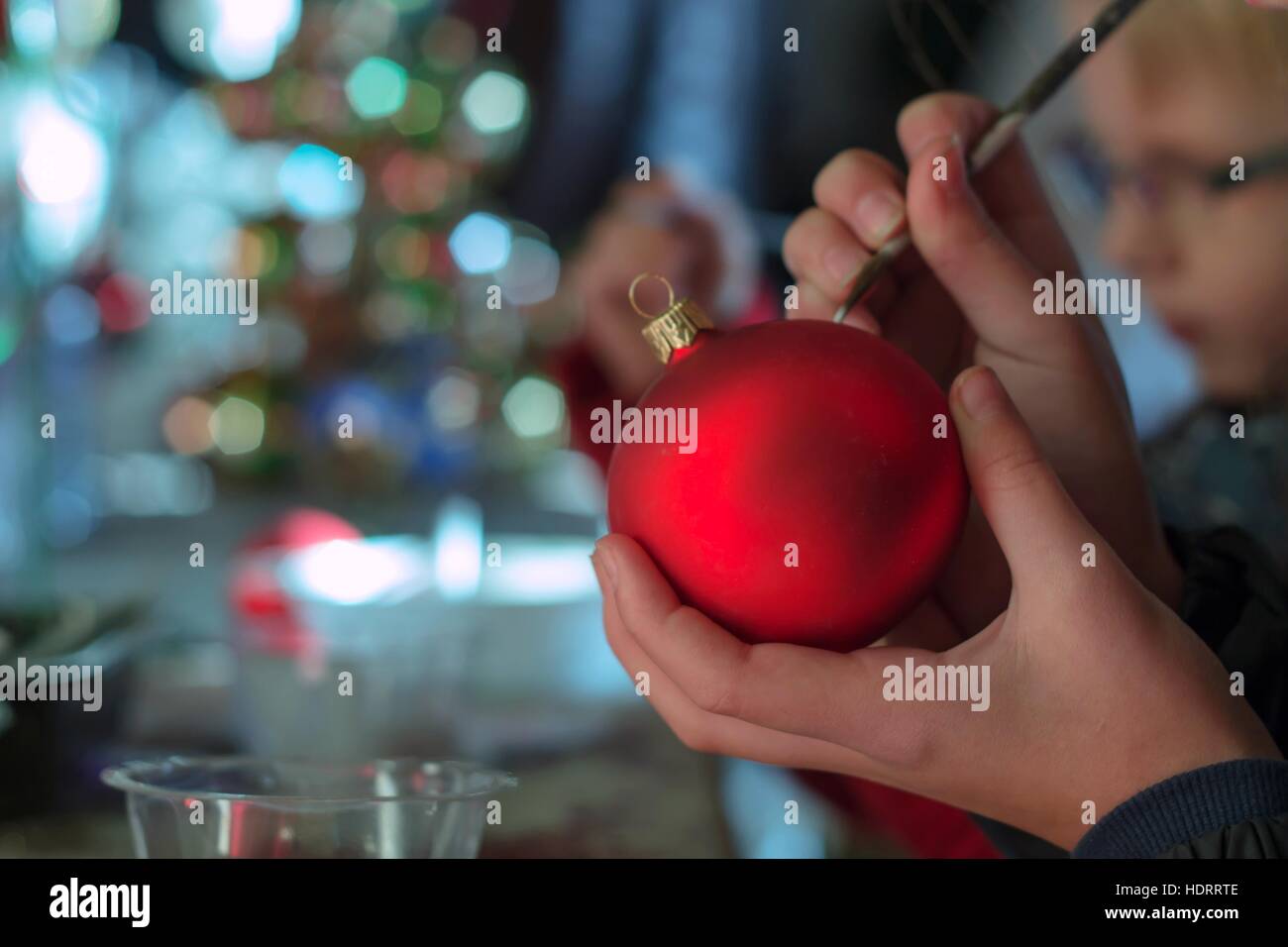 Kinder-handgemalte Weihnachten Glaskugeln (Kugel) Stockfoto