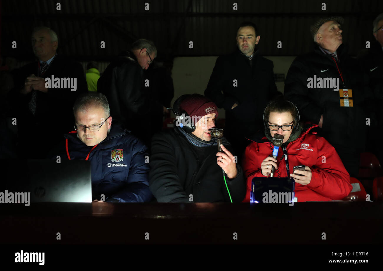 Radio Northampton Kommentatoren kommentieren aus unter der Menge während der Emirate FA Cup, zweite Runde Replay auf dem Krieg Memorial Athletic Ground, Stourbridge. Stockfoto