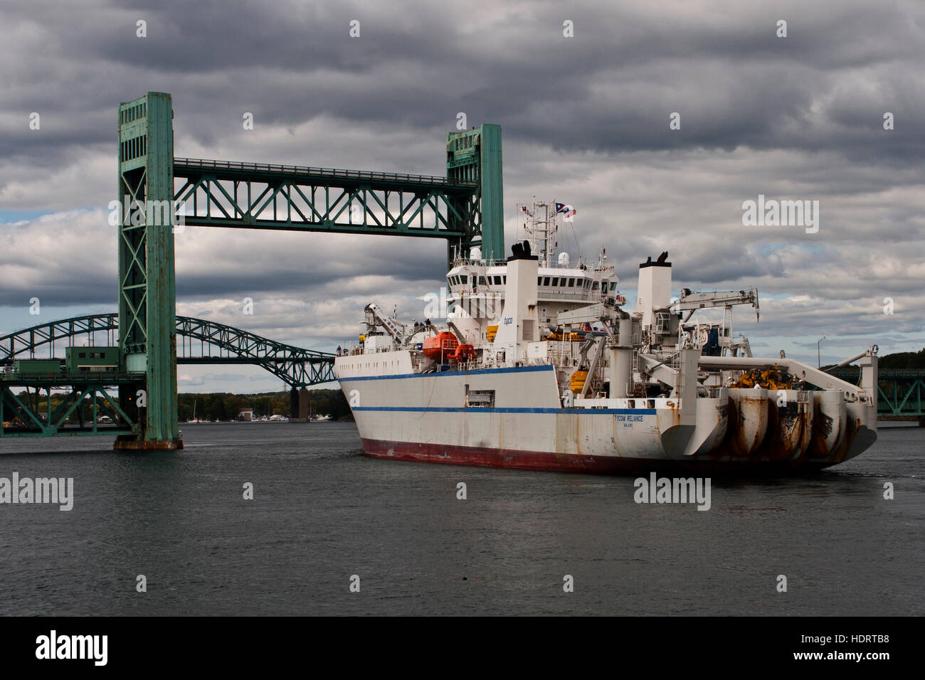 Die Kabelverlegung Schiff Tycom Vertrauen, Portsmouth New Hampshire Hafen an der ersten Welt Krieg Memorial Bridge Stockfoto