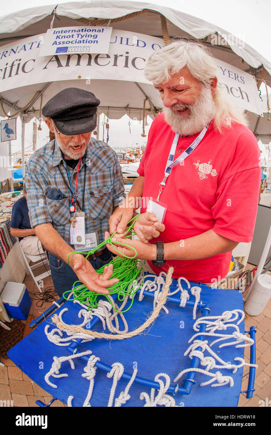 Ein "Seebär" Seemann "Handschellen-Knoten", zeigt auf ein Holzboot-Ausstellung in Newport Beach, CA, Yachtclub. Beachten Sie die Vielzahl von Knoten auf dem Display. Stockfoto