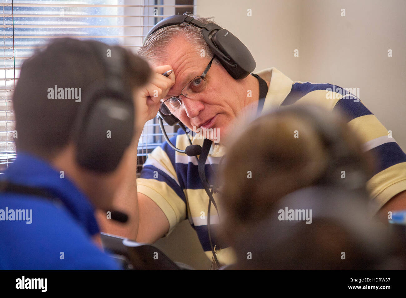 Multirassische Freiwillige Lehrer nehmen an einer Emergency Operations Center Praxis Alarm Telefon Bank in San Juan Capistrano, Kalifornien, mit potenziellen terroristischen Bedrohungen umzugehen. Stockfoto