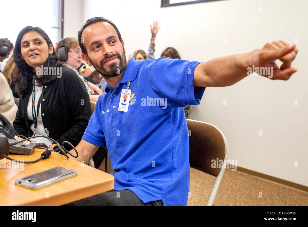Multirassische Freiwillige Lehrer nehmen an einer Emergency Operations Center Praxis Alarm Telefon Bank in San Juan Capistrano, Kalifornien, mit potenziellen terroristischen Bedrohungen umzugehen. Stockfoto