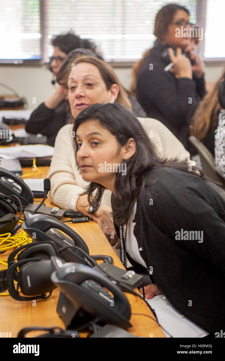 Multirassische Freiwillige Lehrer nehmen an einer Emergency Operations Center Praxis Alarm Telefon Bank in San Juan Capistrano, Kalifornien, mit potenziellen terroristischen Bedrohungen umzugehen. Stockfoto