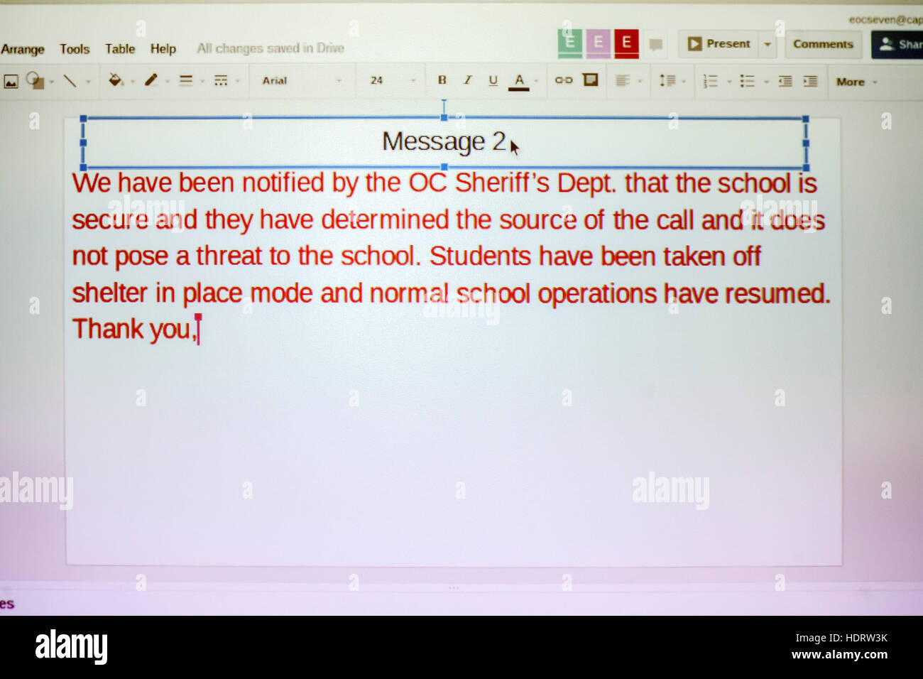 Eine geplante e-Mail-Nachricht in einem Schulbezirk Emergency Operations Center Praxis Alarm Telefon Bank in San Juan Capistrano, Kalifornien, mit potenziellen terroristischen Bedrohungen umzugehen gibt bekannt, dass schließlich keine Gefahr besteht. Stockfoto