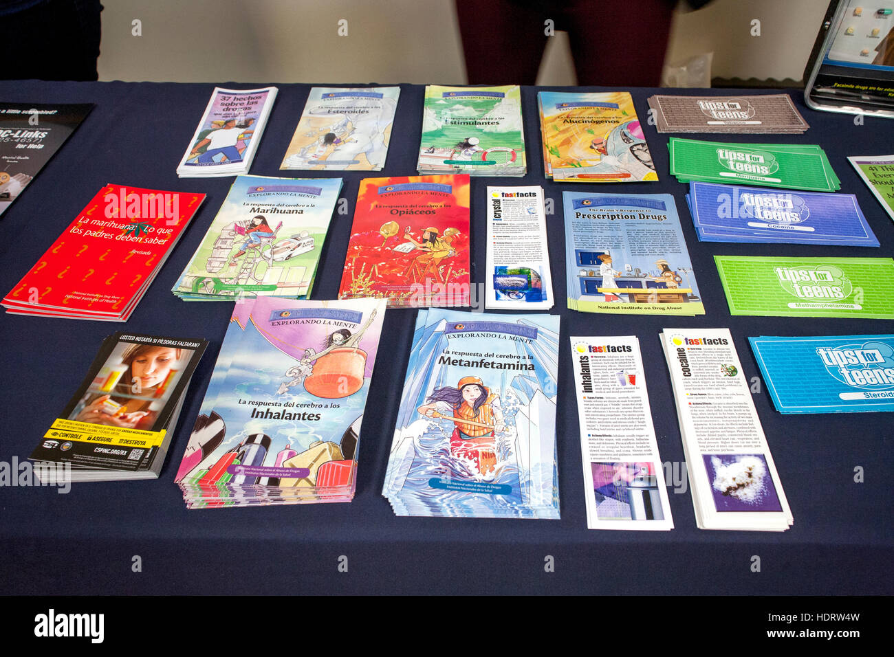 Auf dem Display an einer Highschool in San Juan Capistrano, Kalifornien, ist eine Anzeige von illustrierten spanischen Sprache Anti-Drogen-Broschüren. Stockfoto