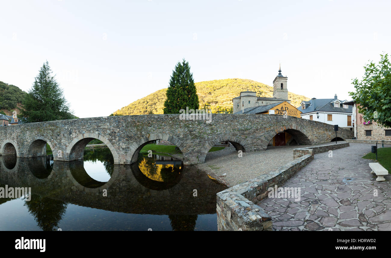 Viewe der römischen Brücke und Kirche von San Nicola da Bari in Molinaseca, Spanien Stockfoto