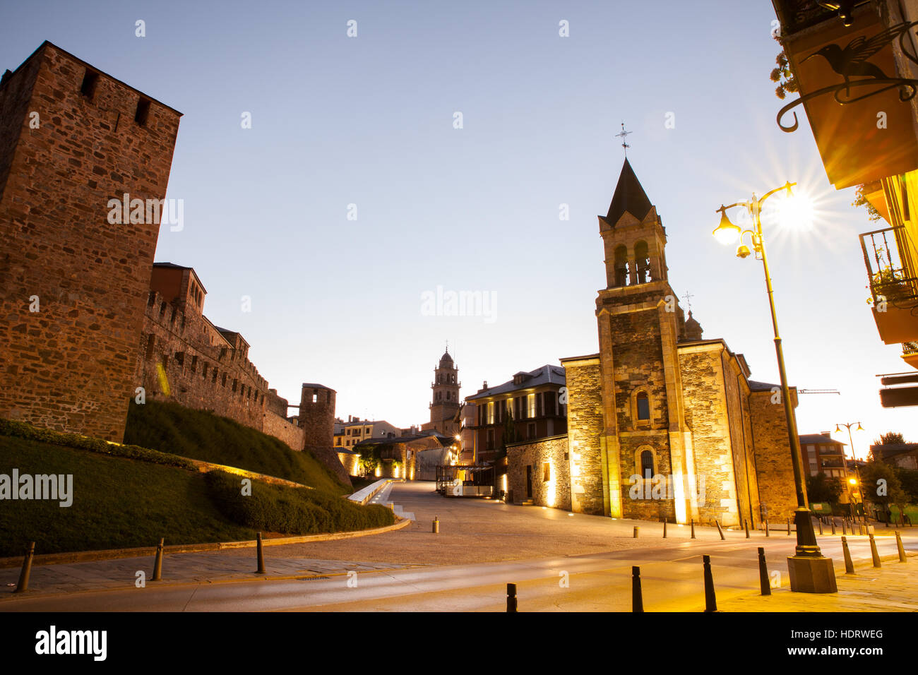 Blick auf die Templerburg und San Andres Kirche bei Sonnenaufgang in Ponferrada, Spanien Stockfoto