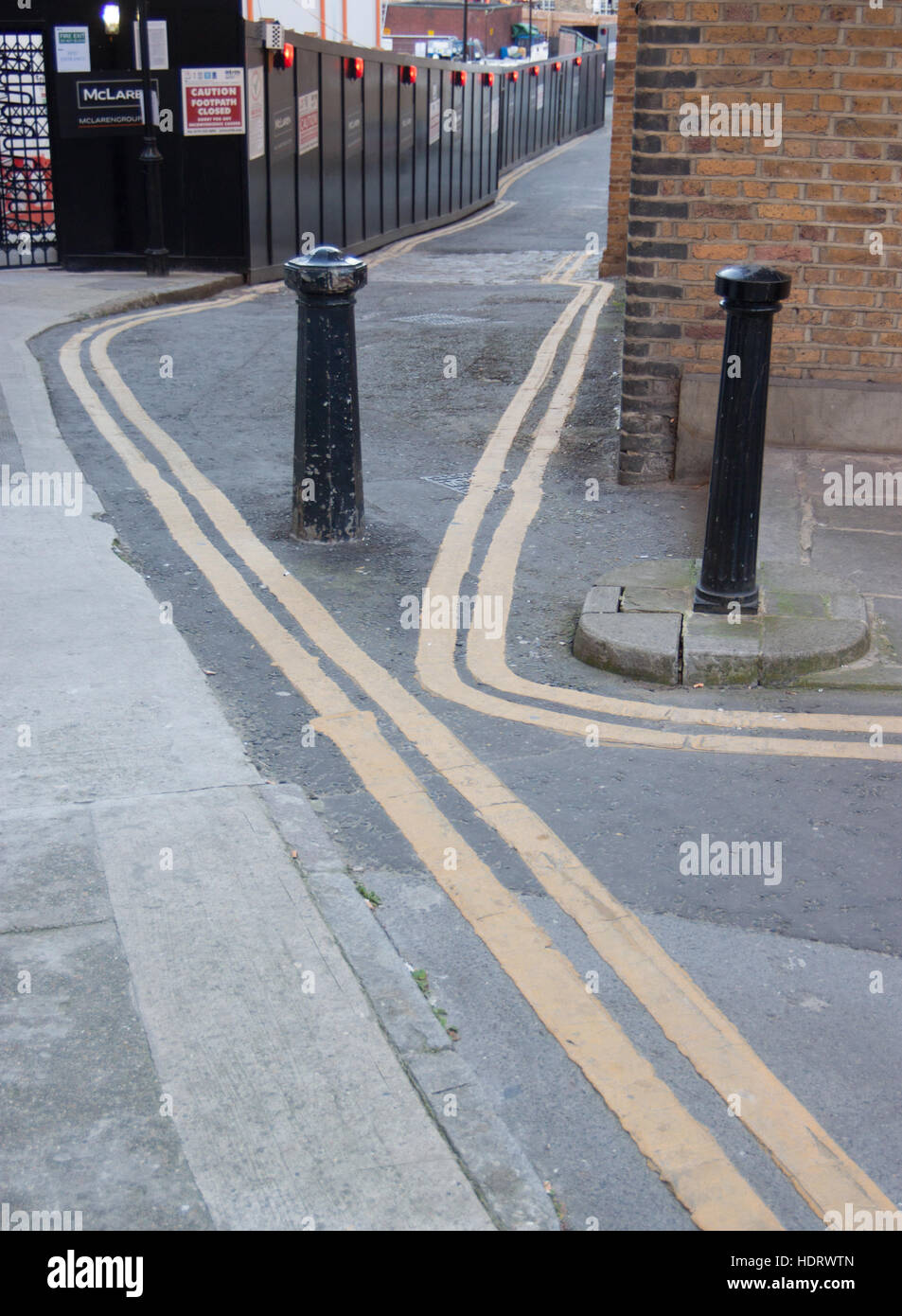 Doppelte gelbe Linien zu schmal für Auto - Blick auf schmalen Straße mit absurden Parken Beschränkungen Islington, London Stockfoto