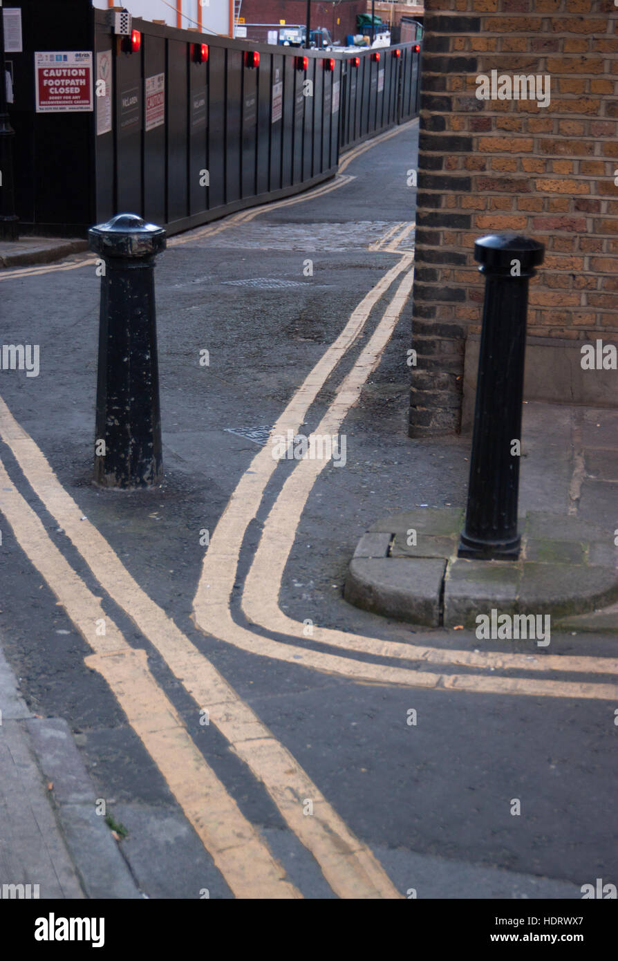 Doppelte gelbe Linien zu schmal für Auto - Blick auf schmalen Straße mit absurden Parken Beschränkungen Islington, London Stockfoto