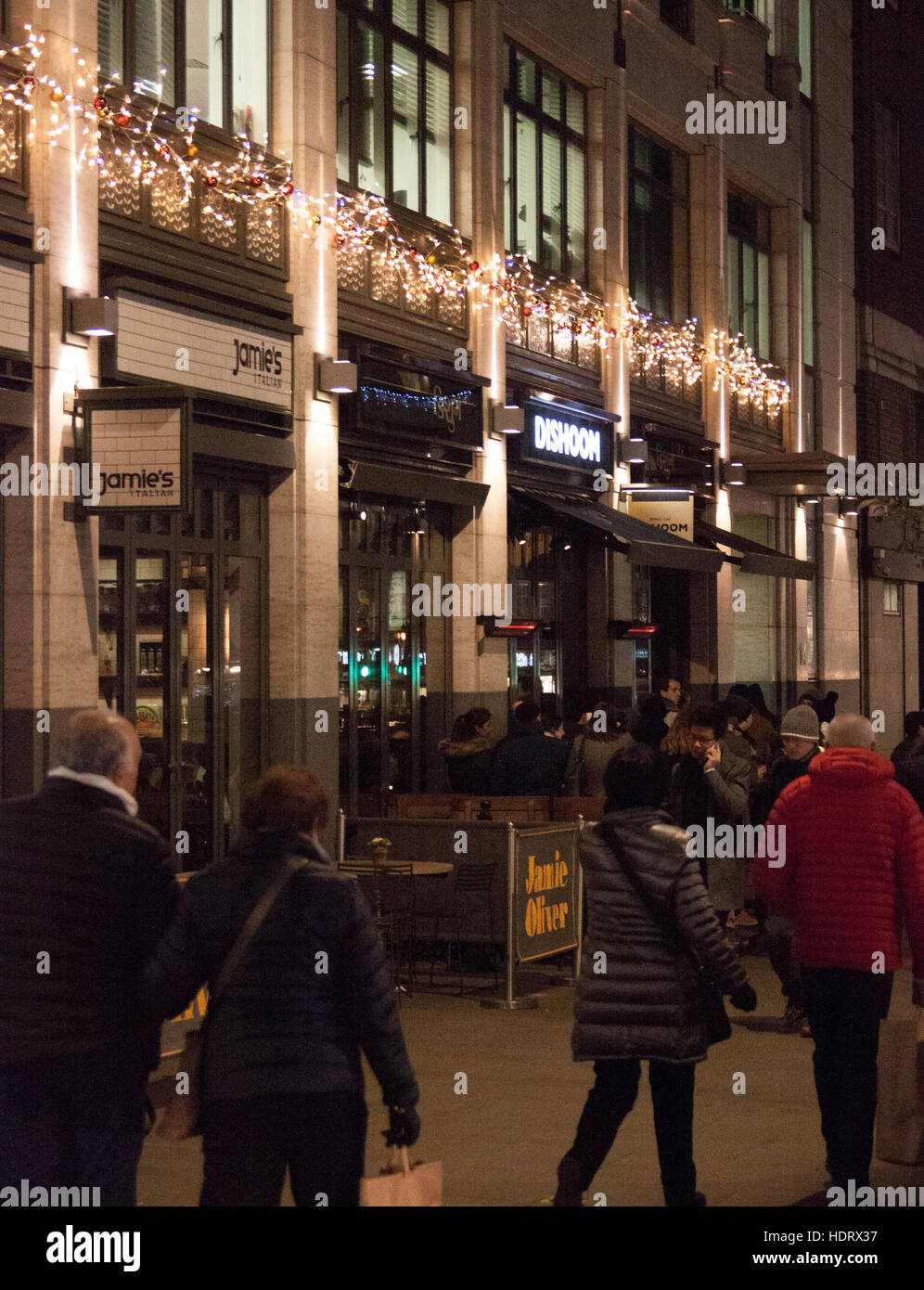 Menschen, die Schlange in der Nacht vor Restaurant im Londoner West End in der Nacht - Dishoom, St Martins Lane WC2 Stockfoto