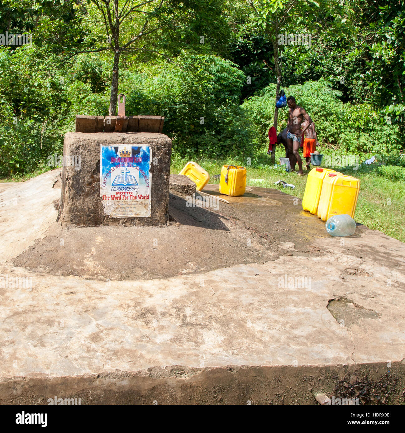 Männer, die Wasser aus einem Gemeinschaftsbrunnen auf Banana Island, Sierra Leone, holen Stockfoto