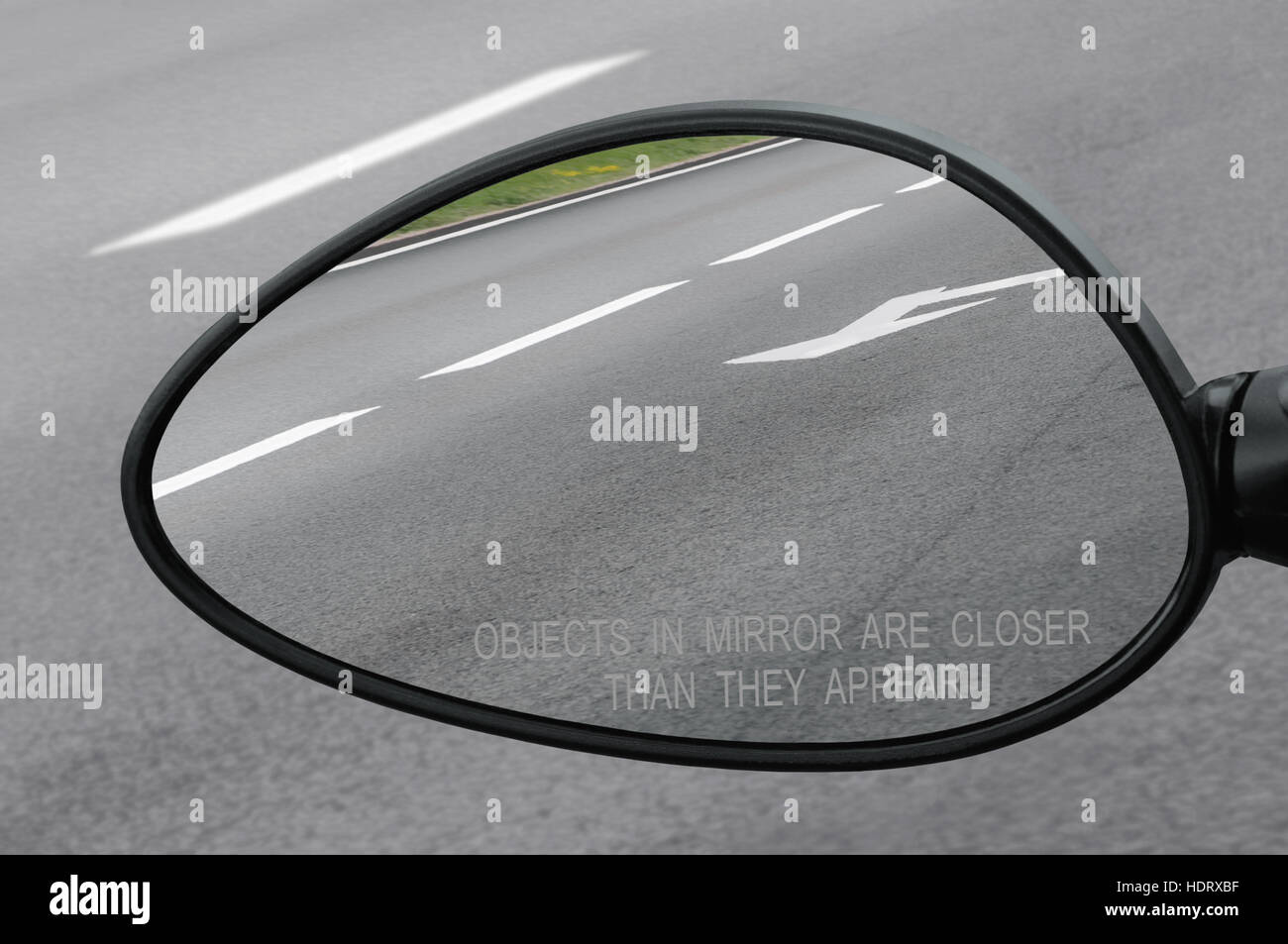 Rückspiegel mit Text der Warnung, die Objekte im Spiegel näher