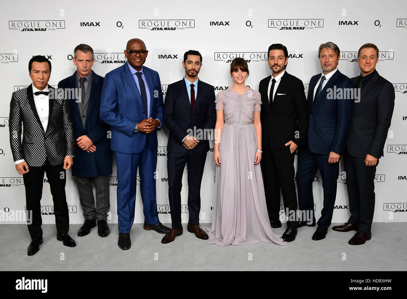 Die Besetzung (von links nach rechts) Donnie Yen, Ben Mendelsohn, Forest Whitaker, Riz Ahmed, Felicity Jones, Diego Luna, Mads Mikkelsen und Alan Tudyk Teilnahme an einem special Screening von einem Rogue: A Star Wars Geschichte im BFI IMAX, London. PRESSEVERBAND Foto. Bild Datum: Dienstag, 13. Dezember 2016. Siehe PA Geschichte SHOWBIZ Rogue ein. Bildnachweis sollte lauten: Ian West/PA Wire Stockfoto