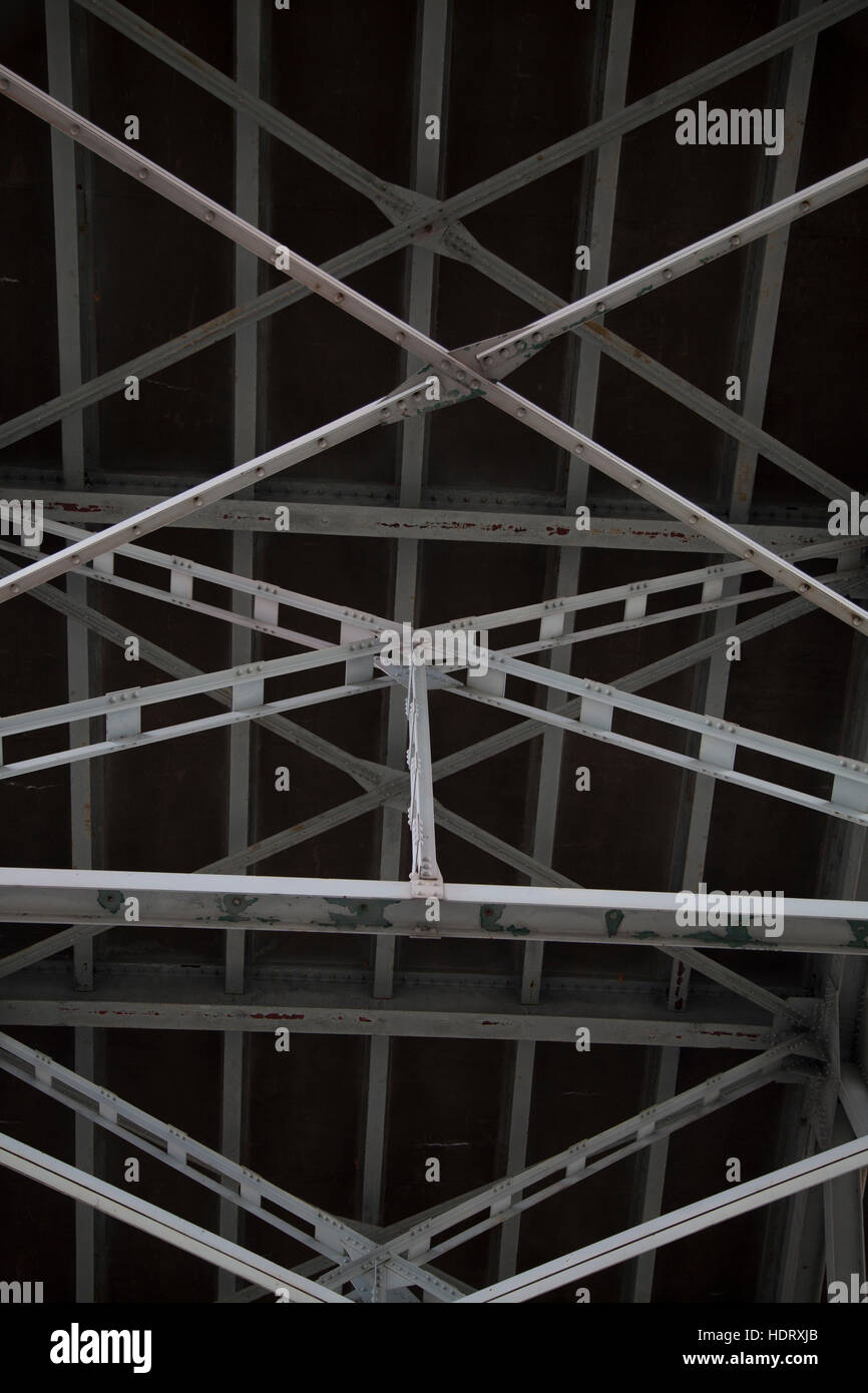 Strukturelle Integrität der Brücke von unten Stockfoto