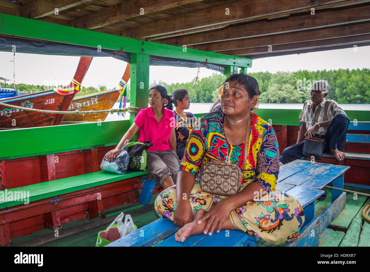 Thais in traditionellen Boot nach Koh Muk Island, Thailand Stockfoto