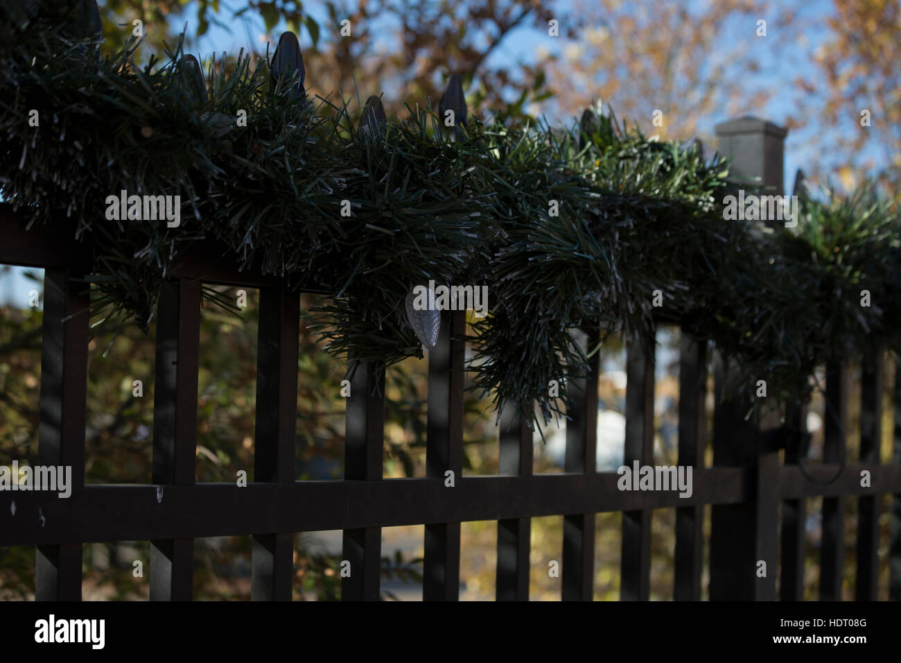 Weihnachtsbeleuchtung und Kranz auf einem Zaun Stockfoto