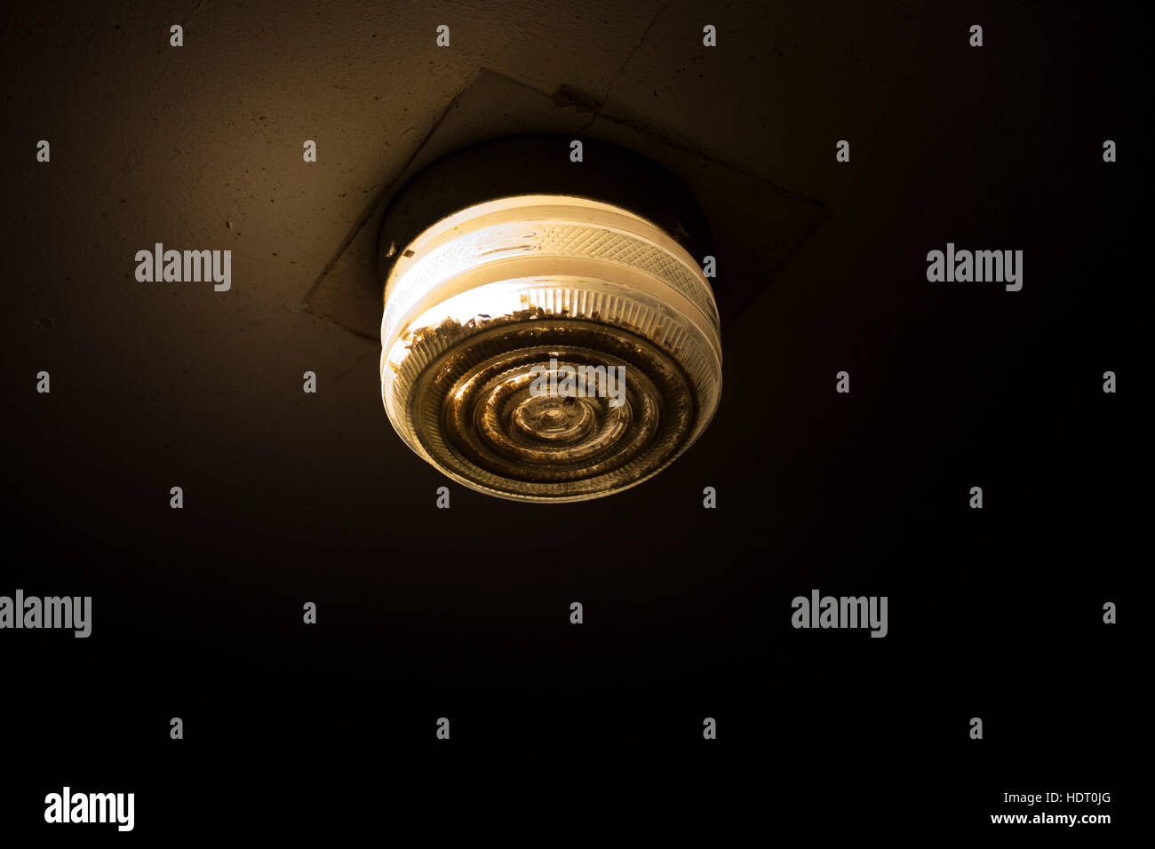 Garage, Licht im Dunkeln leuchtend Stockfoto