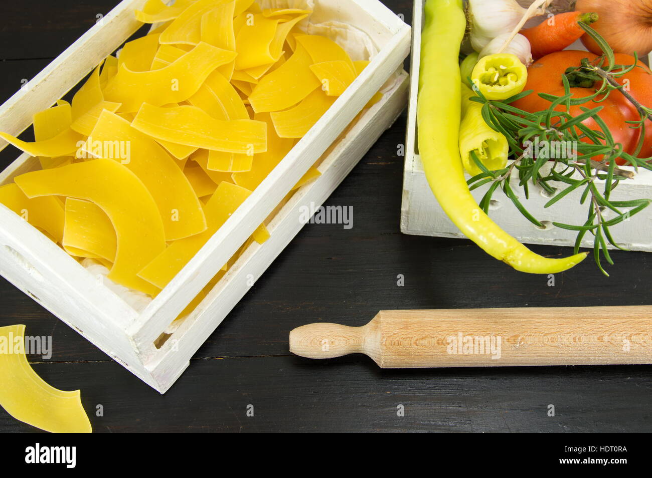 hausgemachte Teigwaren in einer weißen Holzkiste Stockfoto