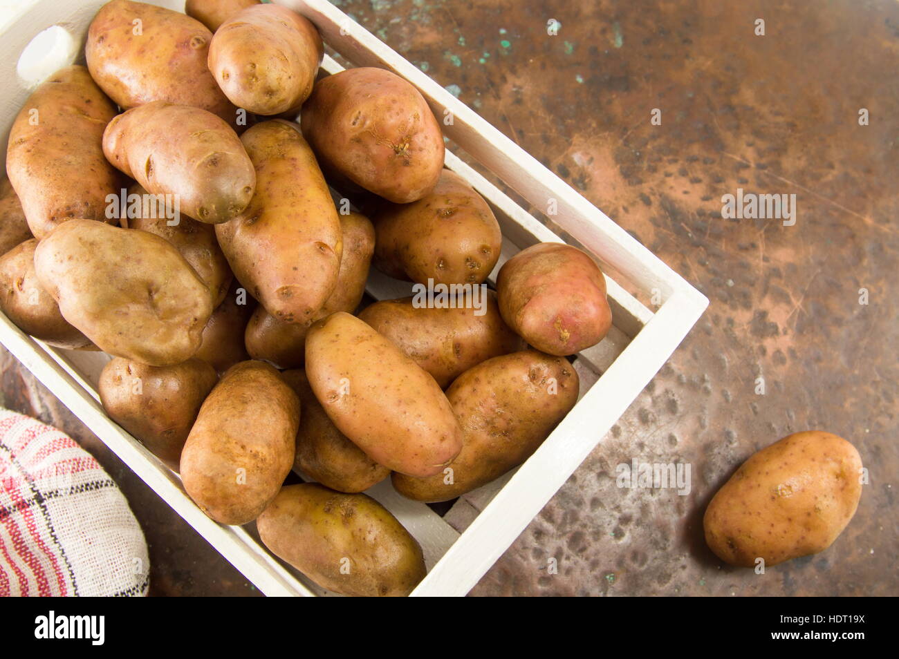 Rohe gewaschene ganze Kartoffeln in einem Korb Stockfoto