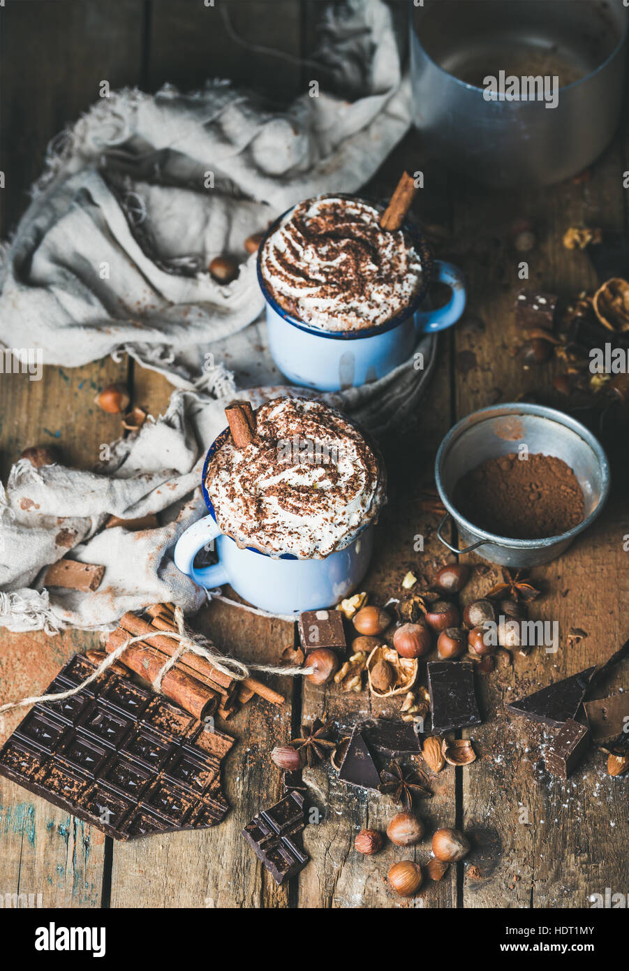 Heiße Schokolade mit Sahne, Nüssen, Gewürzen, Kakao-Pulver Stockfoto