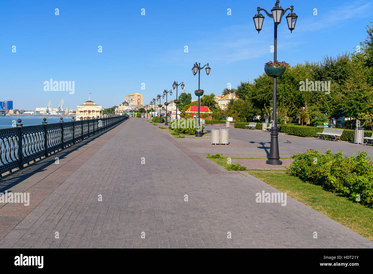 Volga Embankment. Astrachan ist Stadt im Süden Russlands die Stadt am Ufer des Flusses Wolga ist Stockfoto