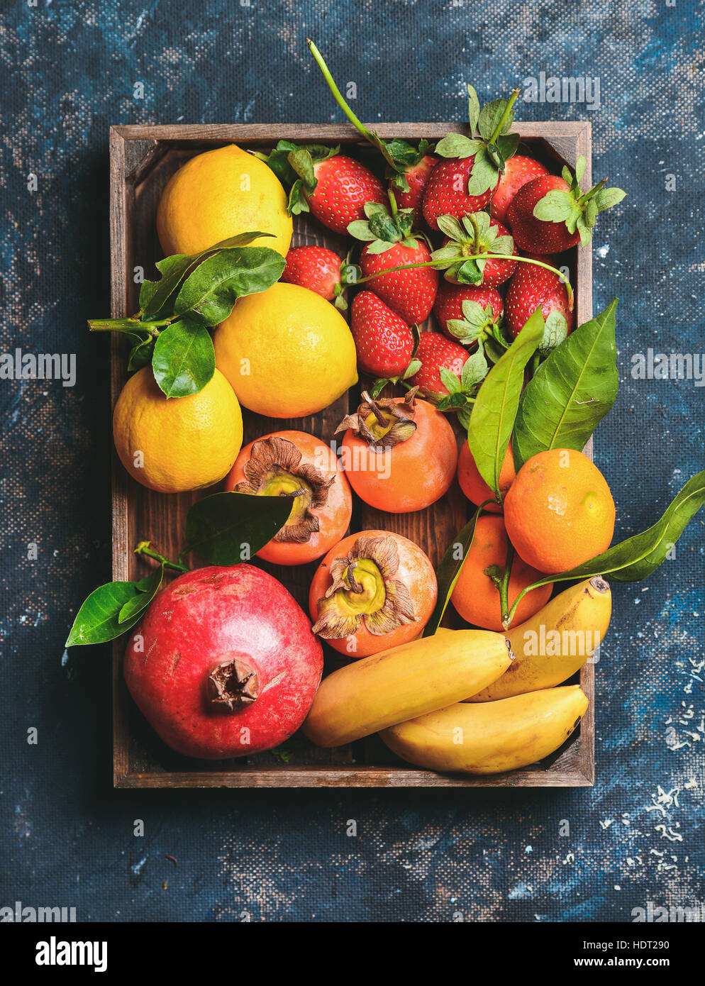 Orangen, Zitronen, Granatapfel, Bananen, Erdbeeren und Kaki in ...