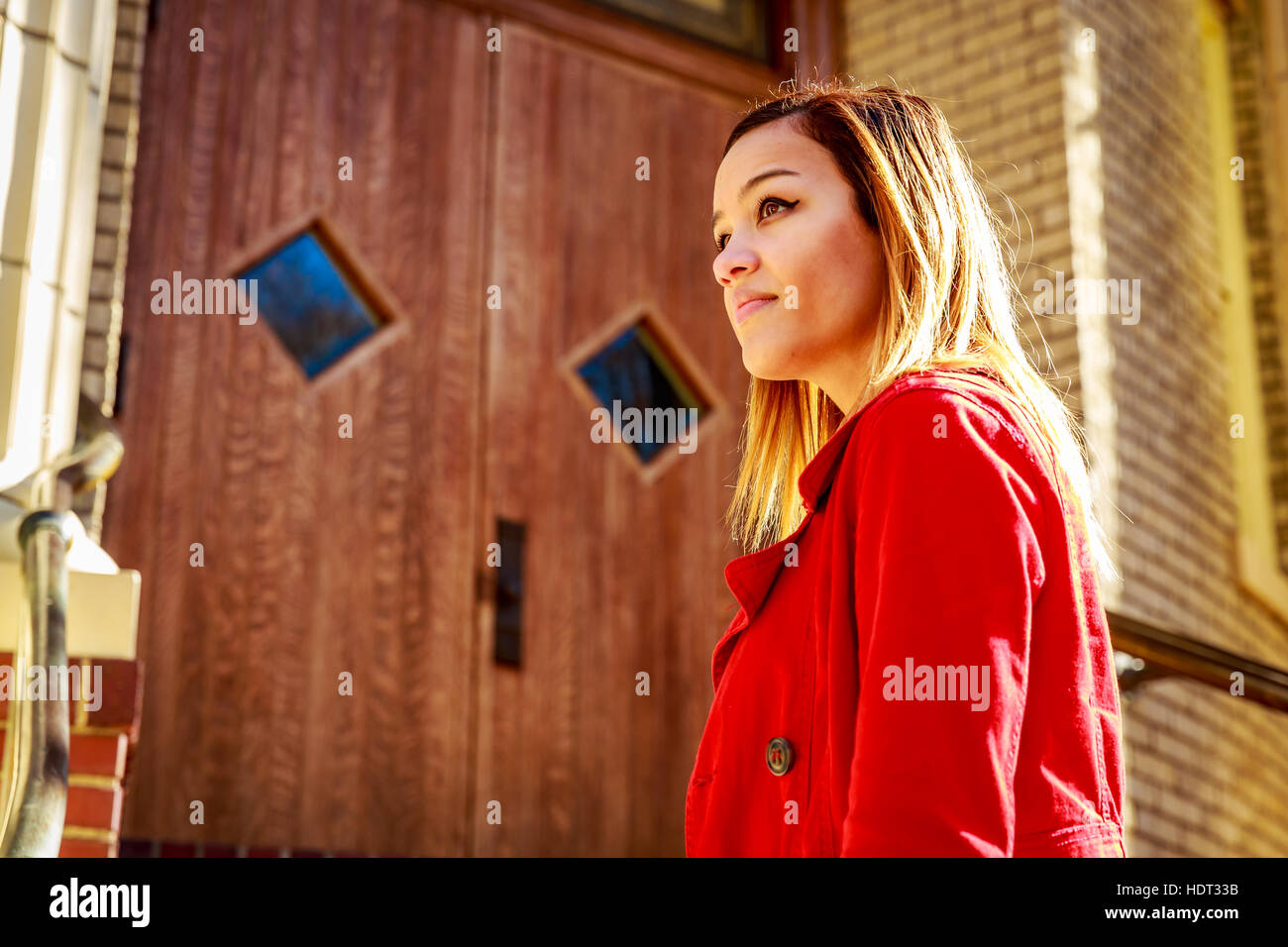 Junge weibliche Studentin entspannen auf dem Campus. Stockfoto