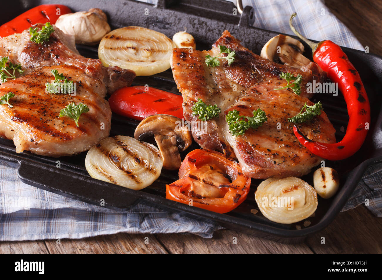 Gegrilltes Steak Schweinefleisch mit Champignons und Paprika auf dem Grill Pfanne hautnah. horizontale Stockfoto