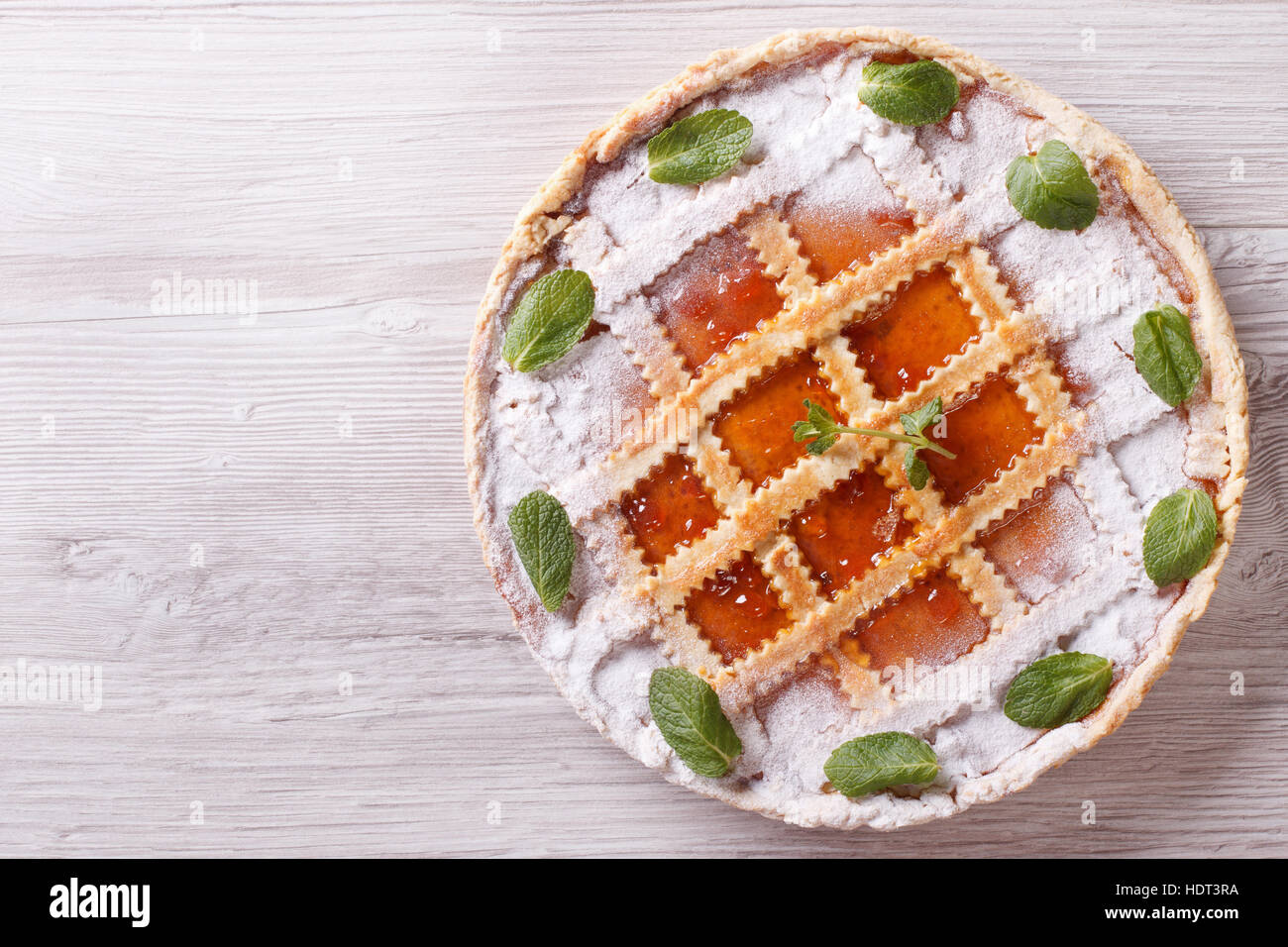 Tarte mit Aprikose Marmelade auf den Tisch. horizontale Ansicht von oben Stockfoto