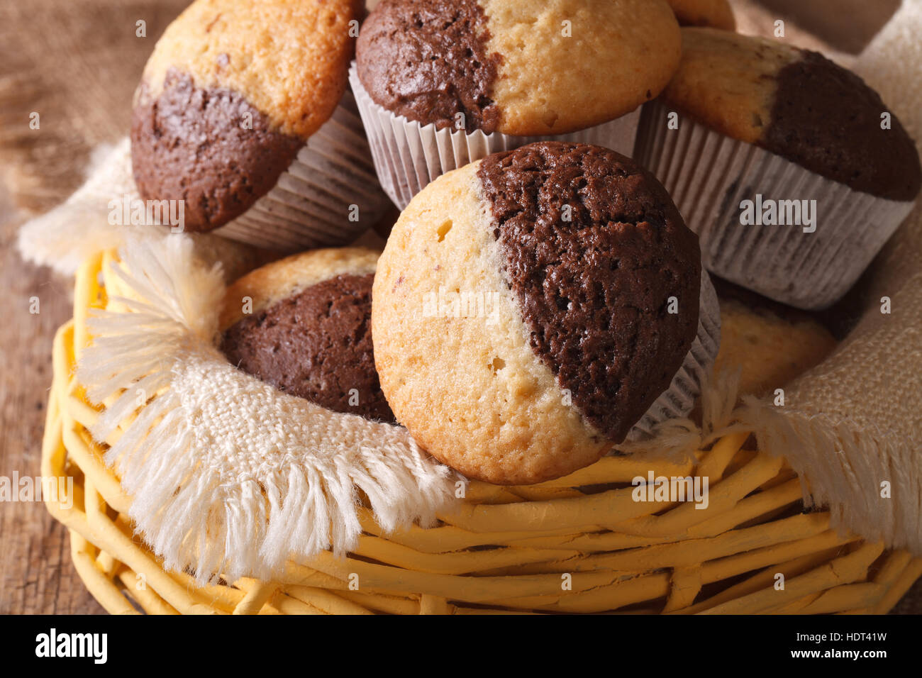 zweifarbige Muffins Orange und Schokolade close-up in einem Korb.  horizontale Stockfotografie - Alamy