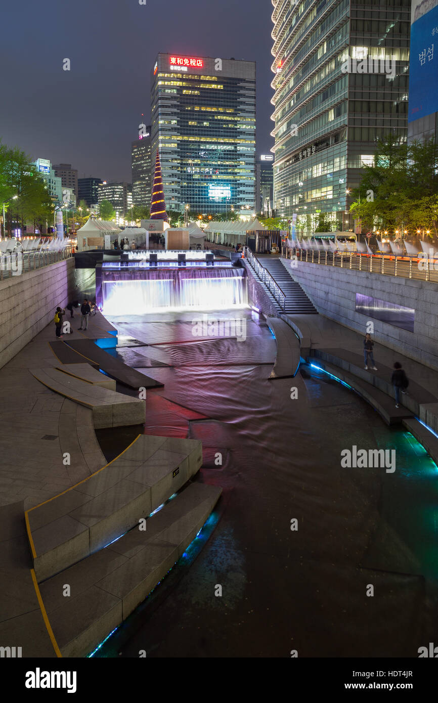 Ansicht des Cheonggyecheon Stream und Bürogebäuden in der Innenstadt von Seoul, Südkorea am Abend. Stockfoto