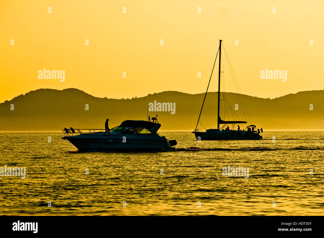 Yacht und Segelboot Silhouette in goldenen Sonnenuntergang Stockfoto