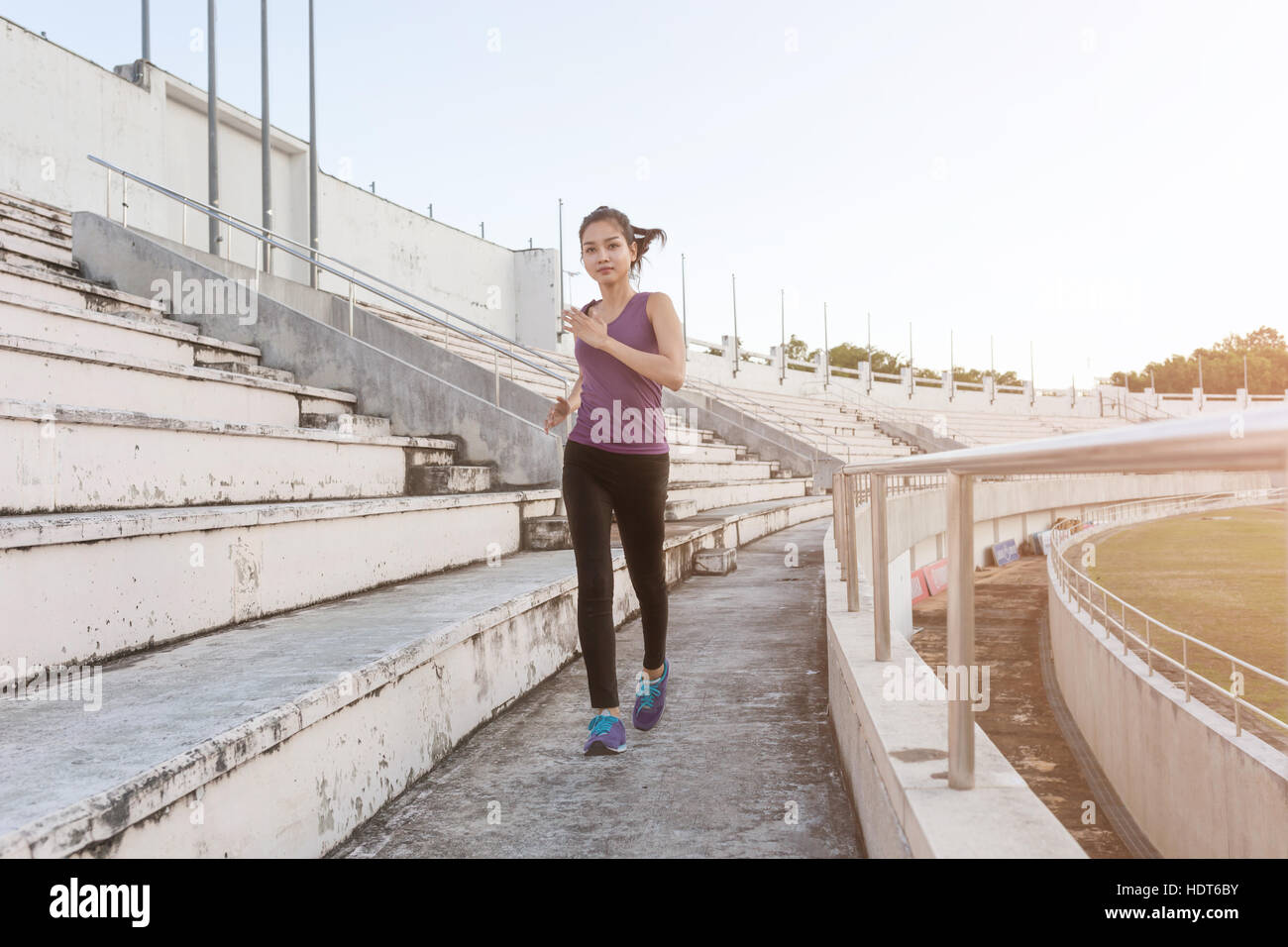 Frauen-Läufer sprinten im Freien. Sportliche Menschen eine Ausbildung in einer Stadtregion gesunden Lebensweise und Sport-Konzepte. Stockfoto