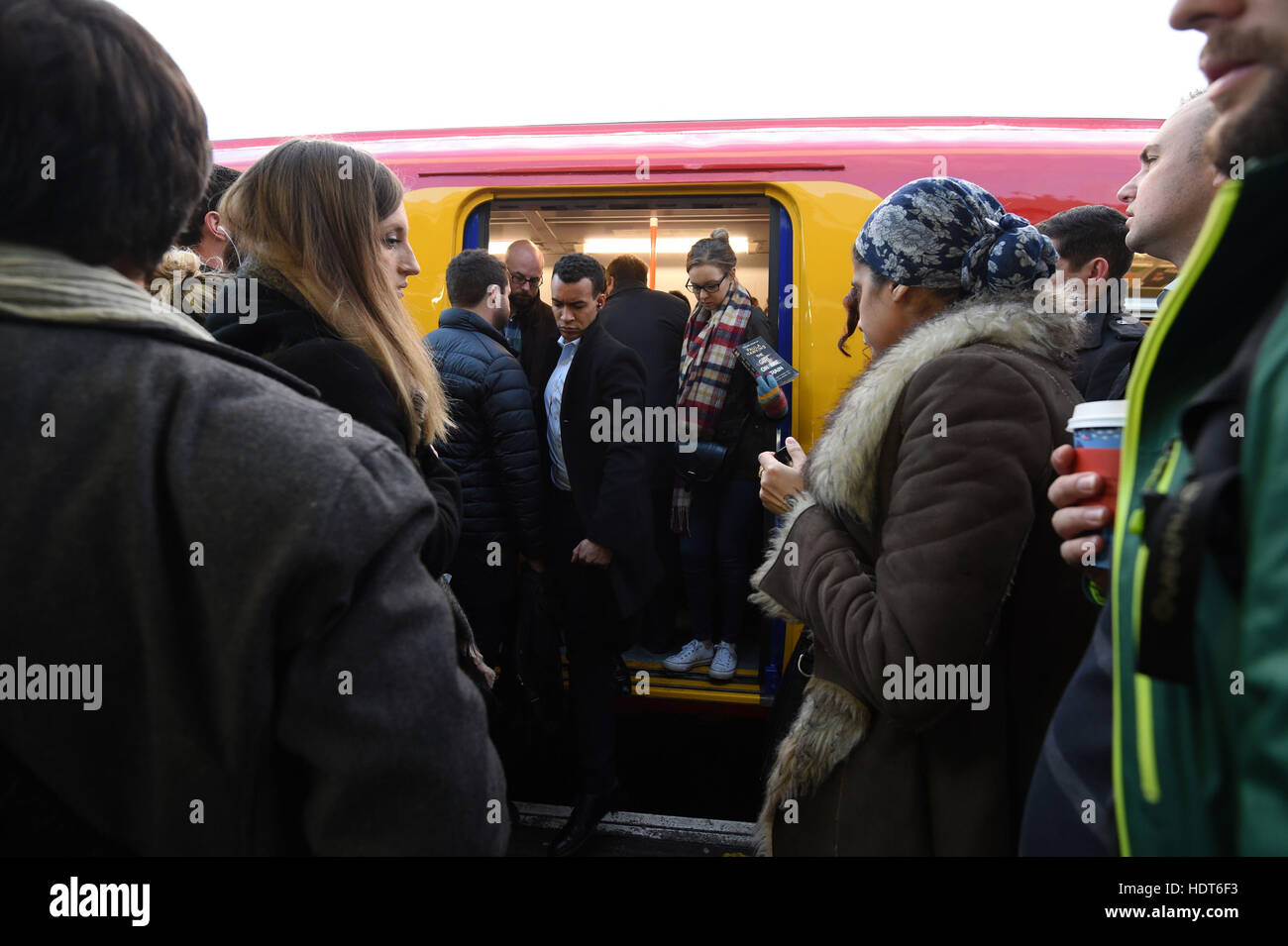 Passagiere warten an Bord ein Zuges am Bahnhof Clapham Junction, London, als Gespräche zur Lösung der Südbahn Fahrerwertung Streit bei der Schlichtungsstelle stattfinden, Acas wie Tausende von Pendlern bleiben für einen weiteren Tag gestrandet. Stockfoto