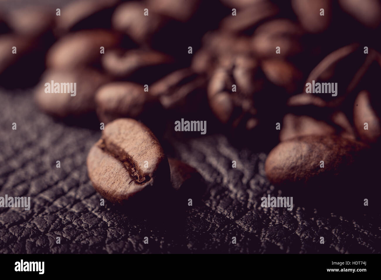 Kaffee Bohnen auf der Lederoberfläche, Makro Pgotography, Café-Konzept Stockfoto