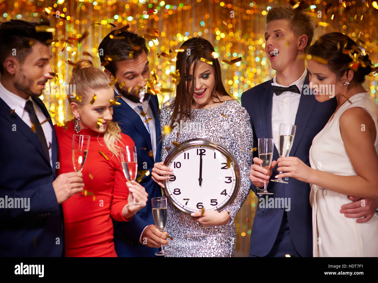 Warten auf die Mitternacht mit Freunden Stockfoto