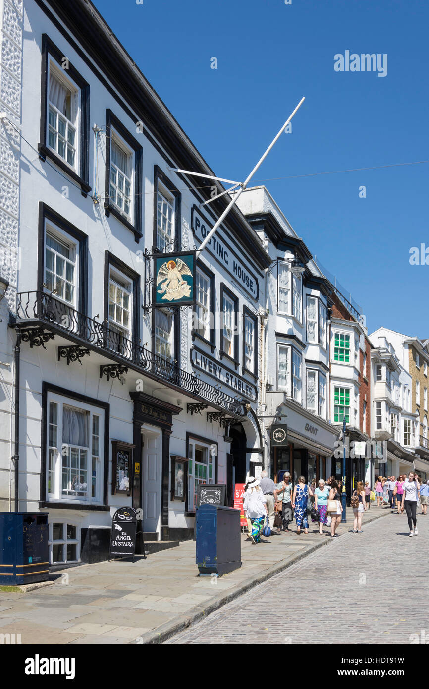 The Angel Hotel aus dem 16. Jahrhundert und Gate, High Street, Guildford, Surrey, England, Vereinigtes Königreich Stockfoto