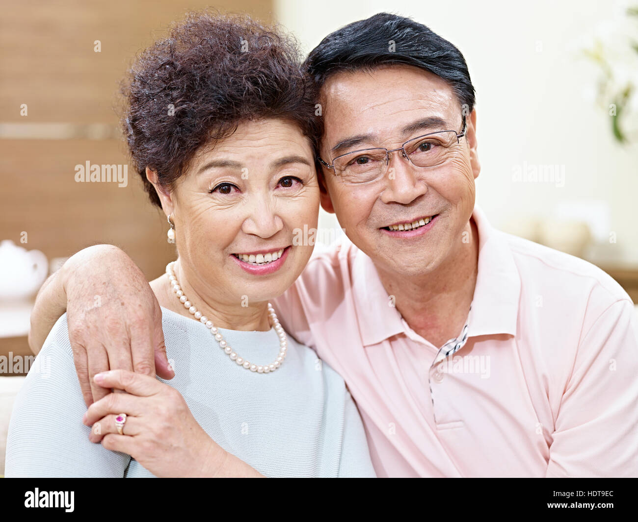 Closeup Portrait eines senior asiatischen Paares Blick auf die Kamera zu Lächeln Stockfoto