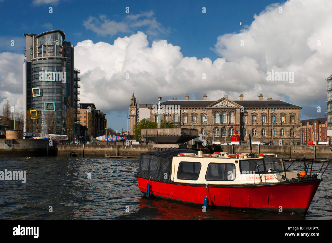 Die rote geschälten touristischen Boot Mona im Fluss Lagan in Belfast Nordirland Vereinigtes Königreich UK festgemacht. Lagan Boat Company laufen zwei verschiedene tou Stockfoto