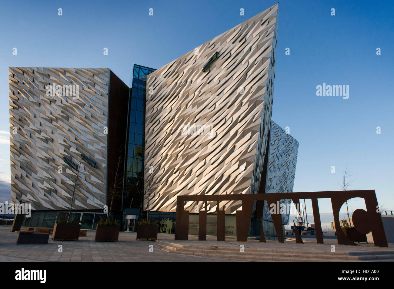 Belfast Titanic Museum und Besucherzentrum, Titanic Quarter, Belfast, Nordirland, Vereinigtes Königreich. Ein Riese aus Stahl Namensschild markiert den Eingang zum Titanic Stockfoto
