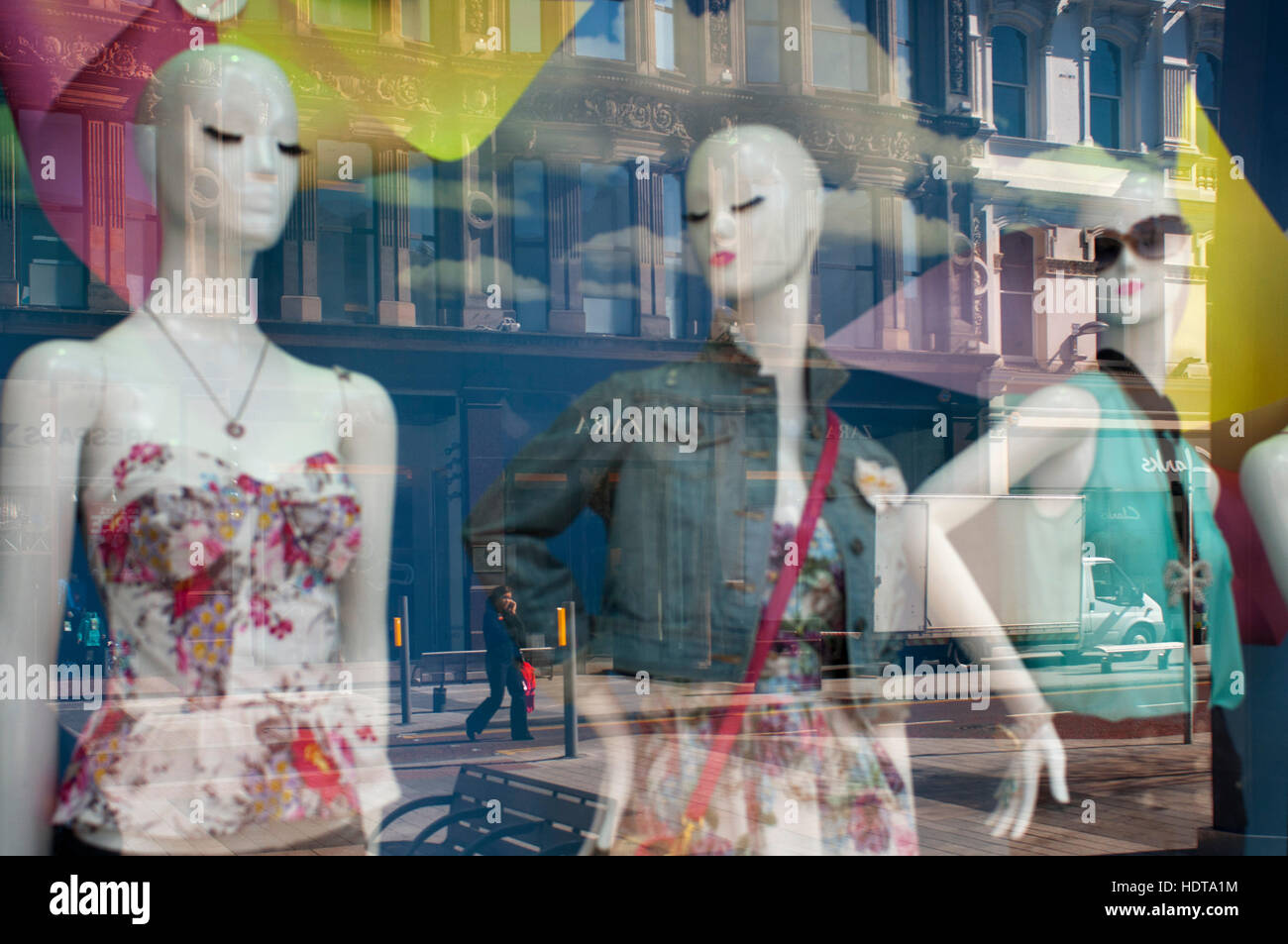 Reflexionen in einem Fenster eines der Geschäfte im Zentrum von Belfast, Nordirland, Vereinigtes Königreich.  Mit preisgekrönten Designer, eine Reihe von Geschäften, Konkurrenz Stockfoto
