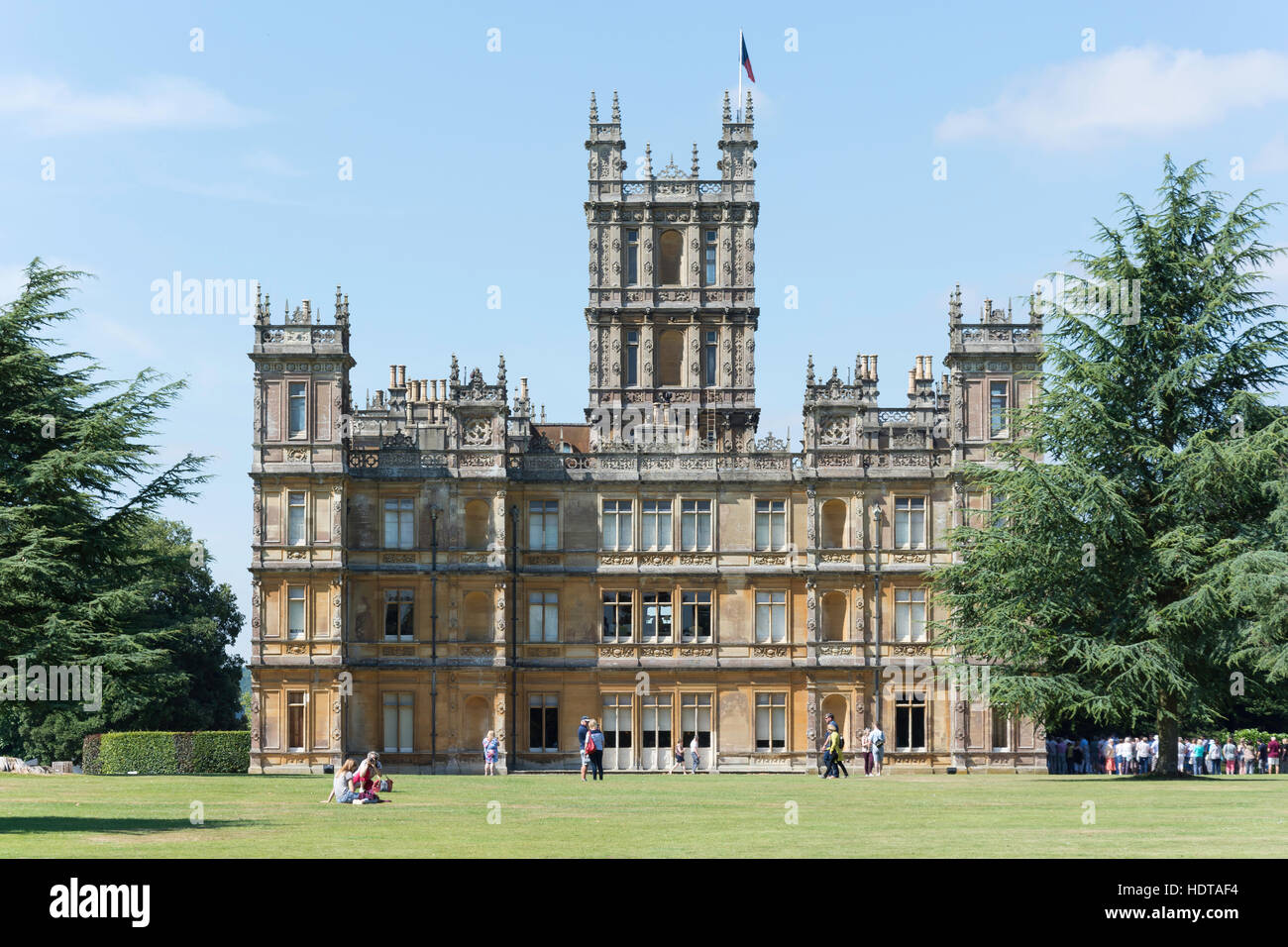 Highclere Castle (Downton Abbey TV-Serie) von Osten Rasenflächen, Highclere, Hampshire, England, Vereinigtes Königreich Stockfoto