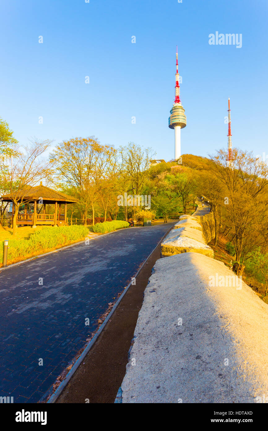 Wanderweg und alte Stadt Mauer Form führenden Leitungen zum Berg Namsan Berg N Seoul Tower auf einem wolkenlosen, klaren Frühlingstag Stockfoto